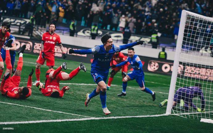 上海绿地申花队踢出精彩比赛，豪取三分胜利的简单介绍